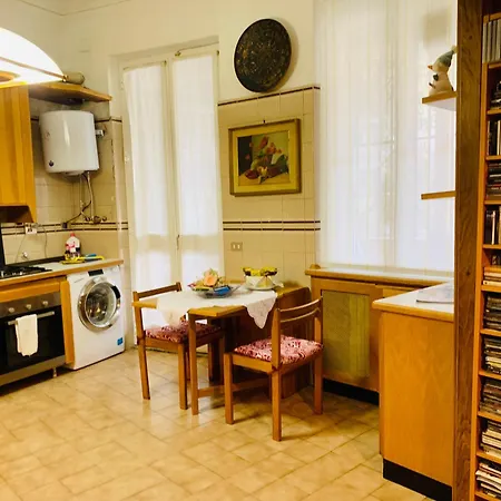 A Due Passi Dal Centro 2 Matrimoniali Wifi Apartment Genoa